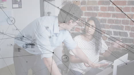 conexiones de red y animación de procesamiento de datos sobre compañeros de trabajo discutiendo en la oficina