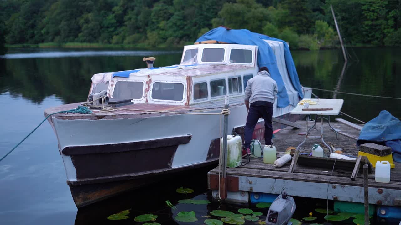 나무 모터 크루저 에서 일 하는 젊은 남자