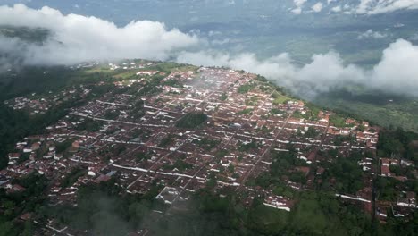 vista aérea de barichara, ciudad patrimonial en los andes colombianos, paisaje urbano y paisaje, tiro con drones de gran altura