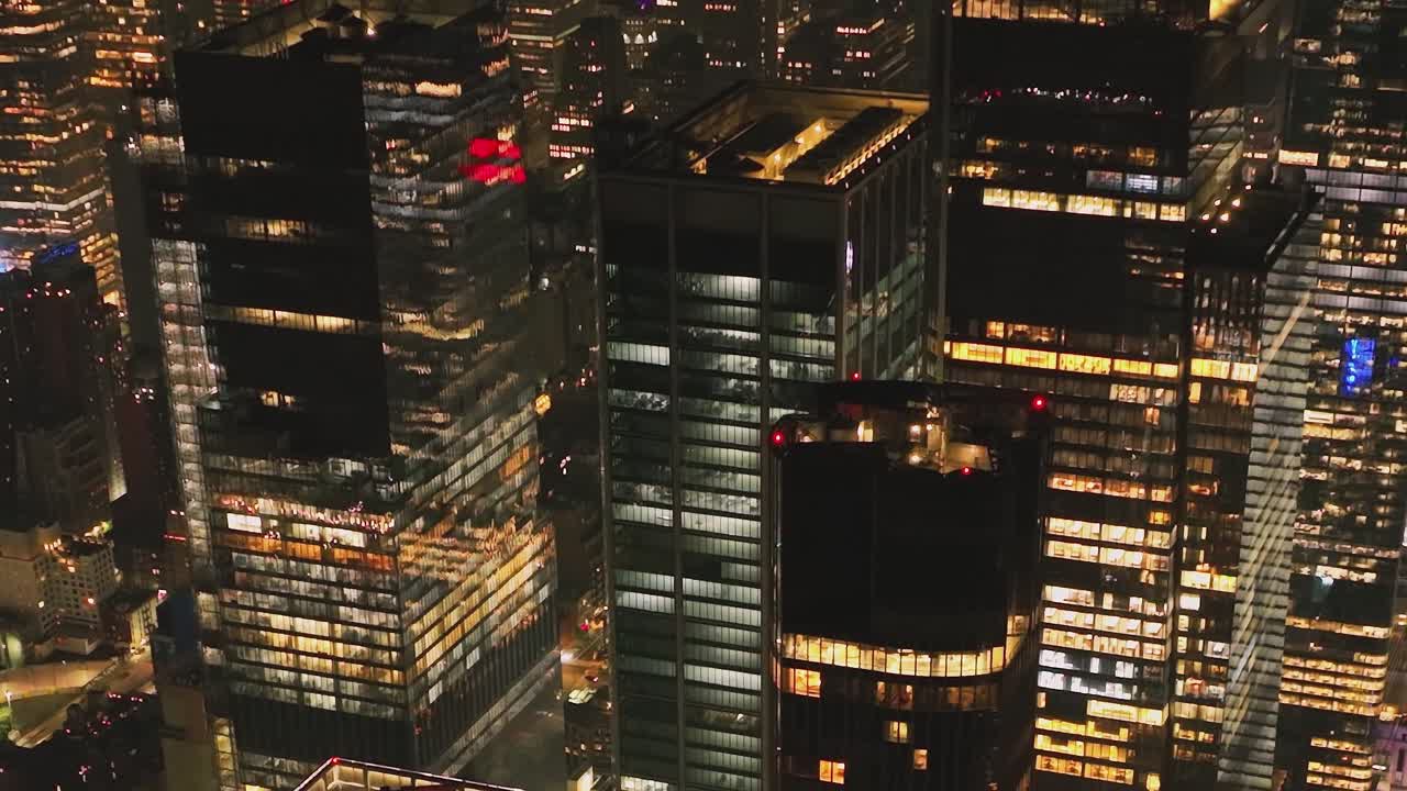 Vista Aérea Noturna dos Arranha-céus de Midtown Manhattan