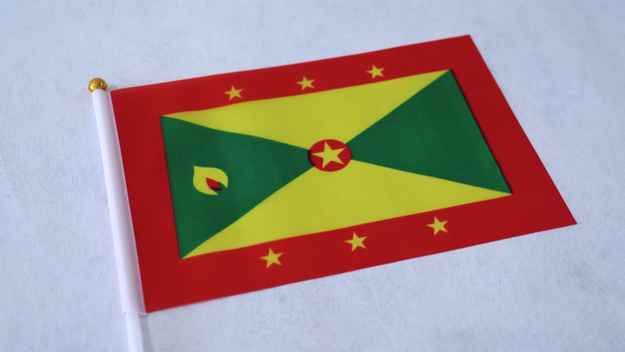 Bandiera del paese insulare di Grenada con sfondo bianco. Concetto delle Isole Sopravento dei Caraibi.