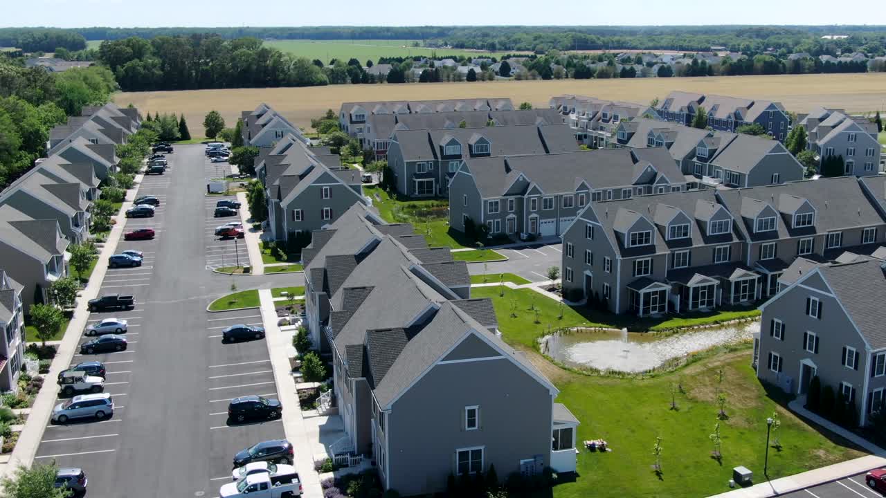 casas adosadas aéreas en bienes raíces recientemente desarrollados en delaware, ee.uu.