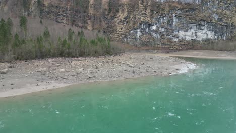 Klöntalersee-Glarus-Suiza-Vista-Dinámica-Del-Colorido-Lago-Y-La-Serena-Playa