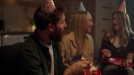 amigos celebrando un cumpleaños