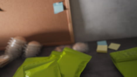 vista en primera persona de sellar una bolsa de cremallera con productos y arrojarla con otros, luego escanear una mesa llena de artículos no preparados para el envío al mercado