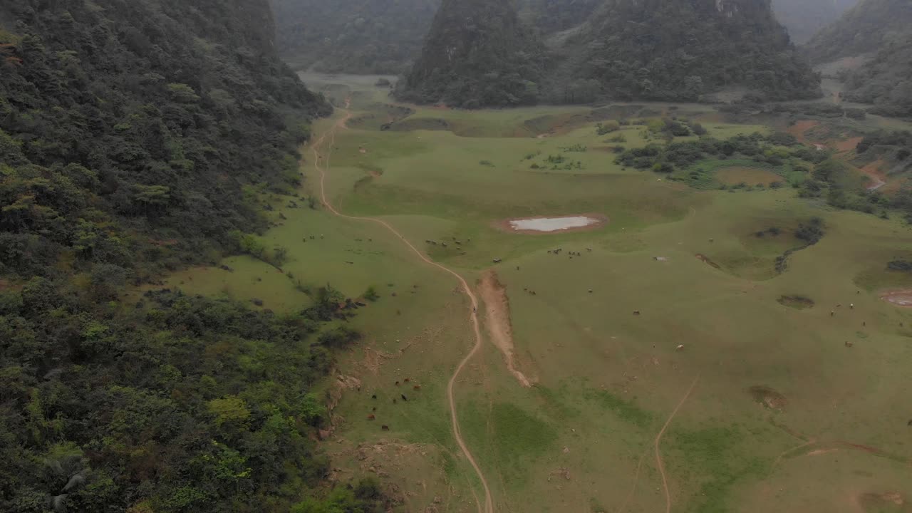 vista panorámica de la montaña nui thung en cao bang, vietnam, desde el aire