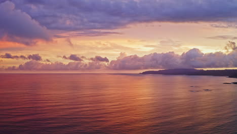 Toma-Aérea-De-Dron-De-4k-De-Ancho-De-La-Hermosa-Puesta-De-Sol-Sobre-La-Playa-De-Tambor,-Costa-Rica