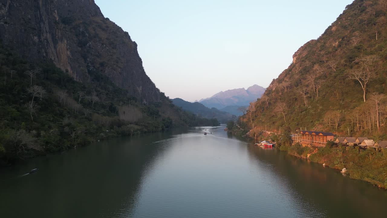 un avión no tripulado vuela sobre el valle del río en la ciudad montañosa de nong khiaw en laos, sudeste asiático
