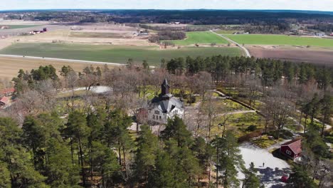 vista aérea panorámica de sollebrunn, el paisaje de suecia y la iglesia de erska