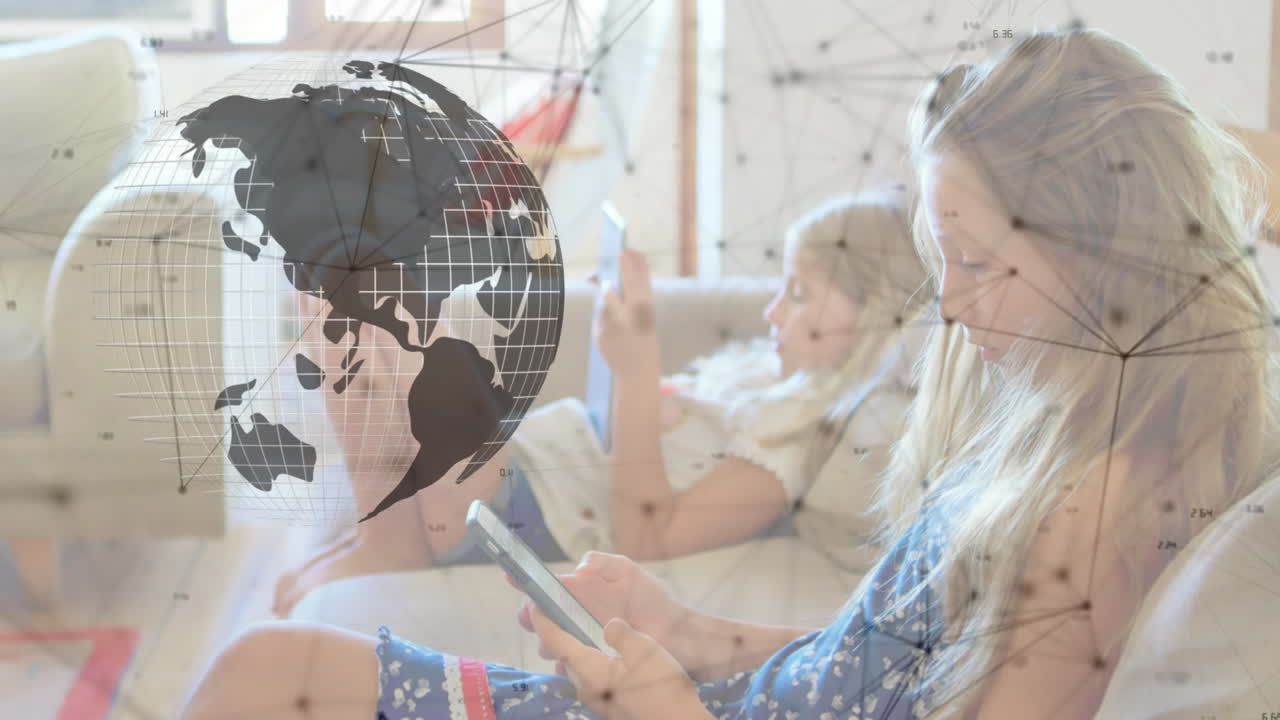 girando el globo y la red de conexiones contra la chica caucásica usando un teléfono inteligente en casa