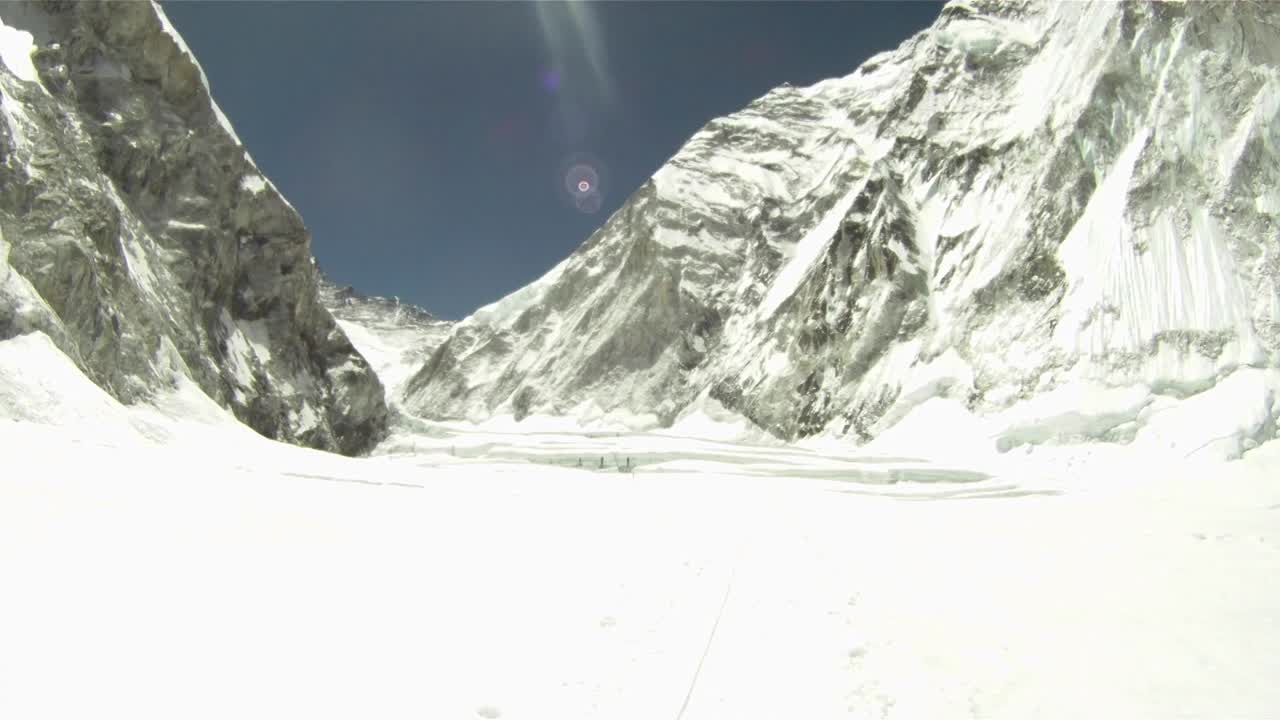 cwm을 통과하는 등반가