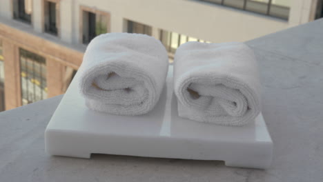 Frische-Gesichtstücher-Im-Hotel-Oder-Spa