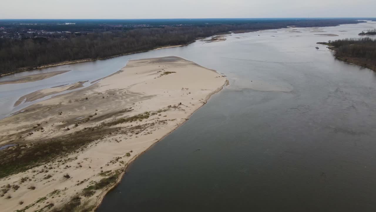 toma aérea inclinada hacia abajo de la aparición de una isla arenosa después de la construcción del puente