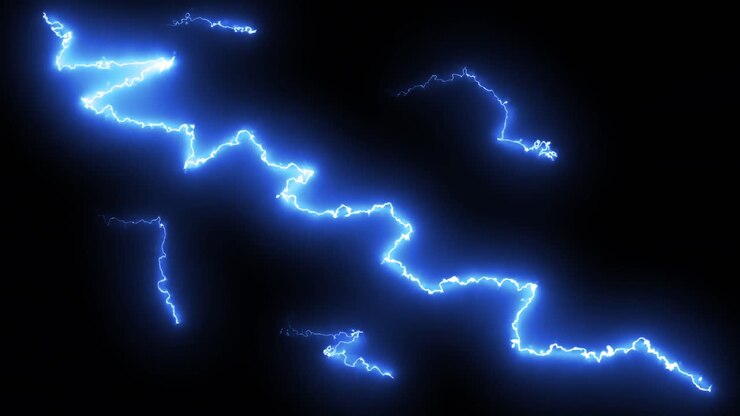 Fulmini blu di corrente elettrica che si muovono selvaggiamente su uno sfondo nero