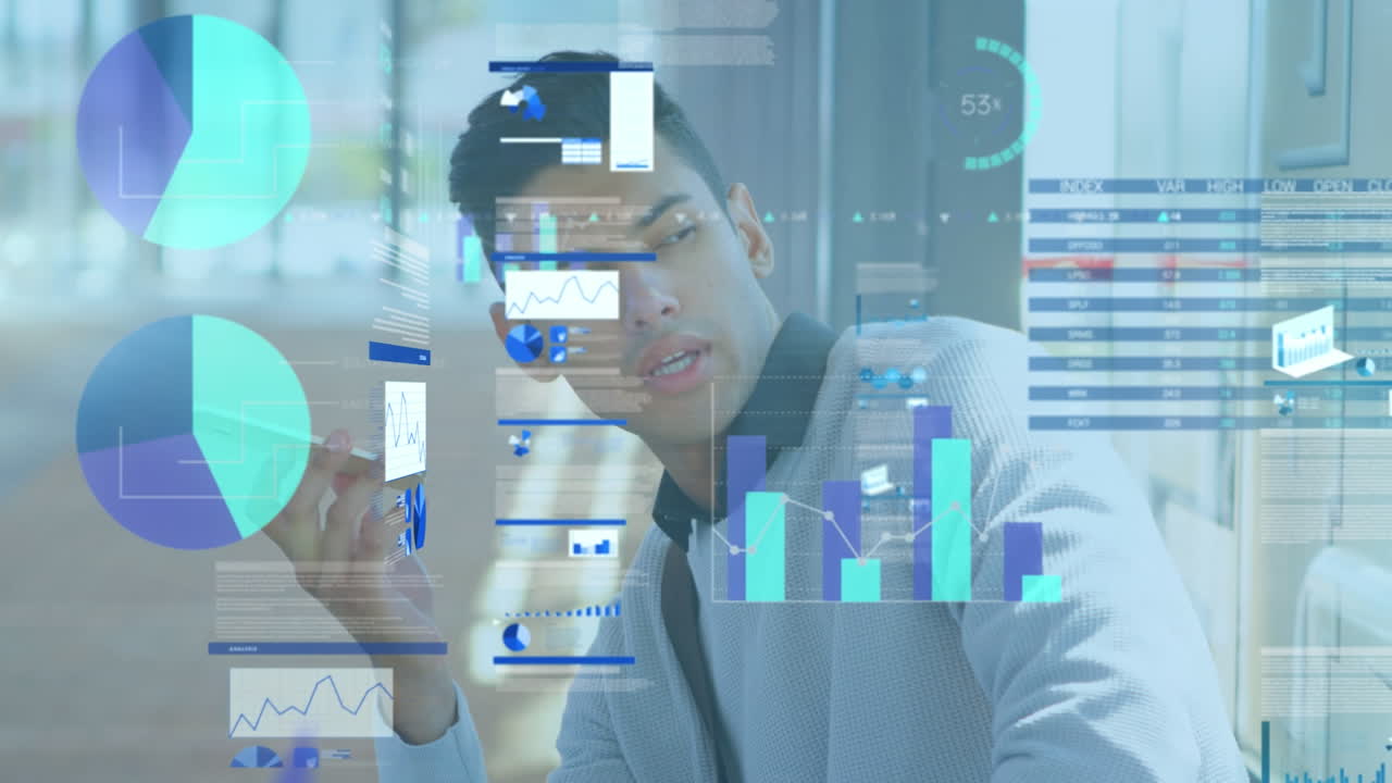 animación del procesamiento de datos sobre un hombre biracial hablando en un teléfono inteligente