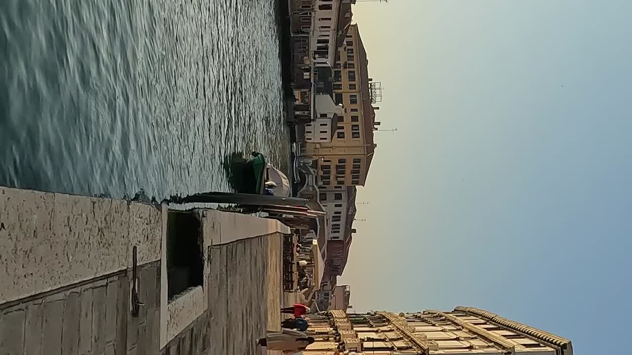 fpv de fondamenta cannaregio y canal veneciano, venecia en italia