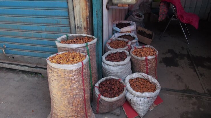 Mercato dell'Asia Centrale con sacchi pieni di spezie varie all'Osh Bazar di Bishkek, Kirghizistan.