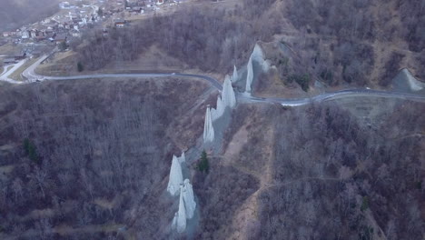 Vista-Panorámica-De-Las-Pirámides-De-Euseigne-O-Chimeneas-De-Hadas-En-Suiza