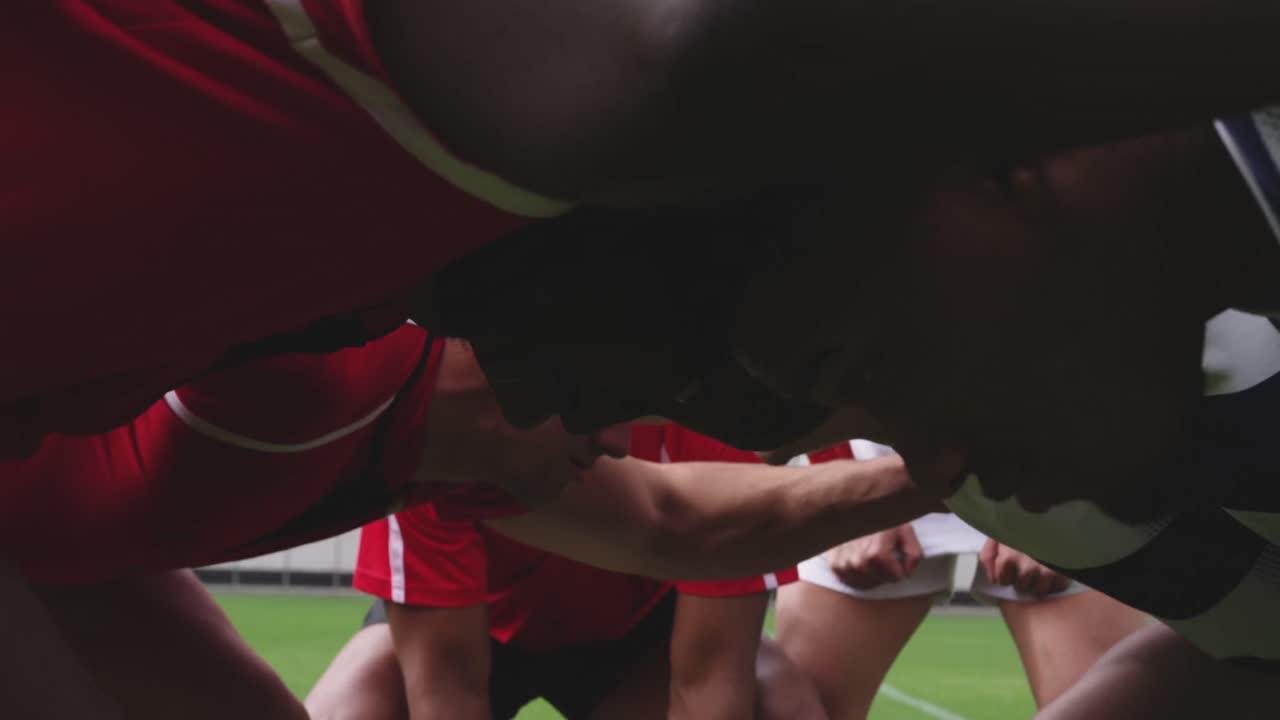 Giocatori di rugby che giocano una partita nello stadio 4k