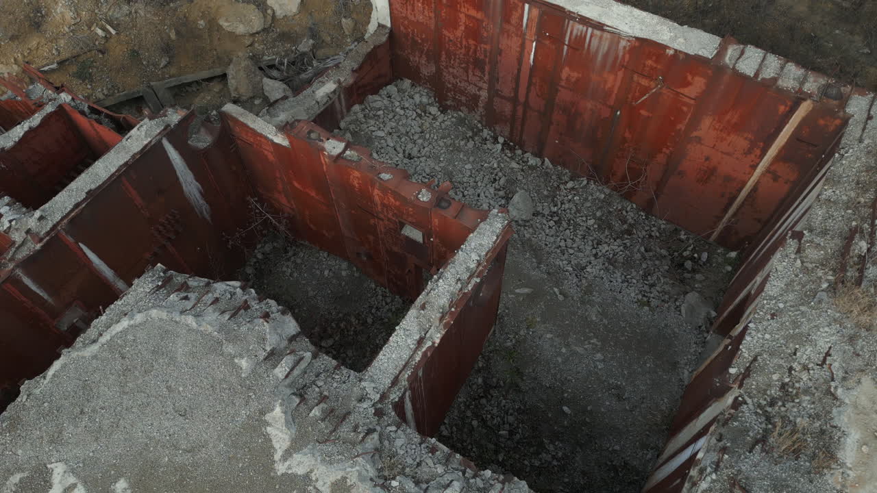 pan shot del viaje del avión no tripulado sobre la superficie enigmática de un búnker soviético abandonado