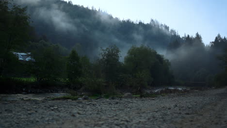 Zeitraffer-Neblige-Bergnatur.-Nebel-Bedeckt-Berge-Am-Sommermorgen.