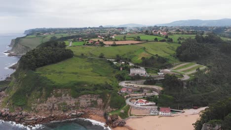 Vista-Aérea-De-Casas-Junto-Al-Mar-En-El-Norte-De-España.