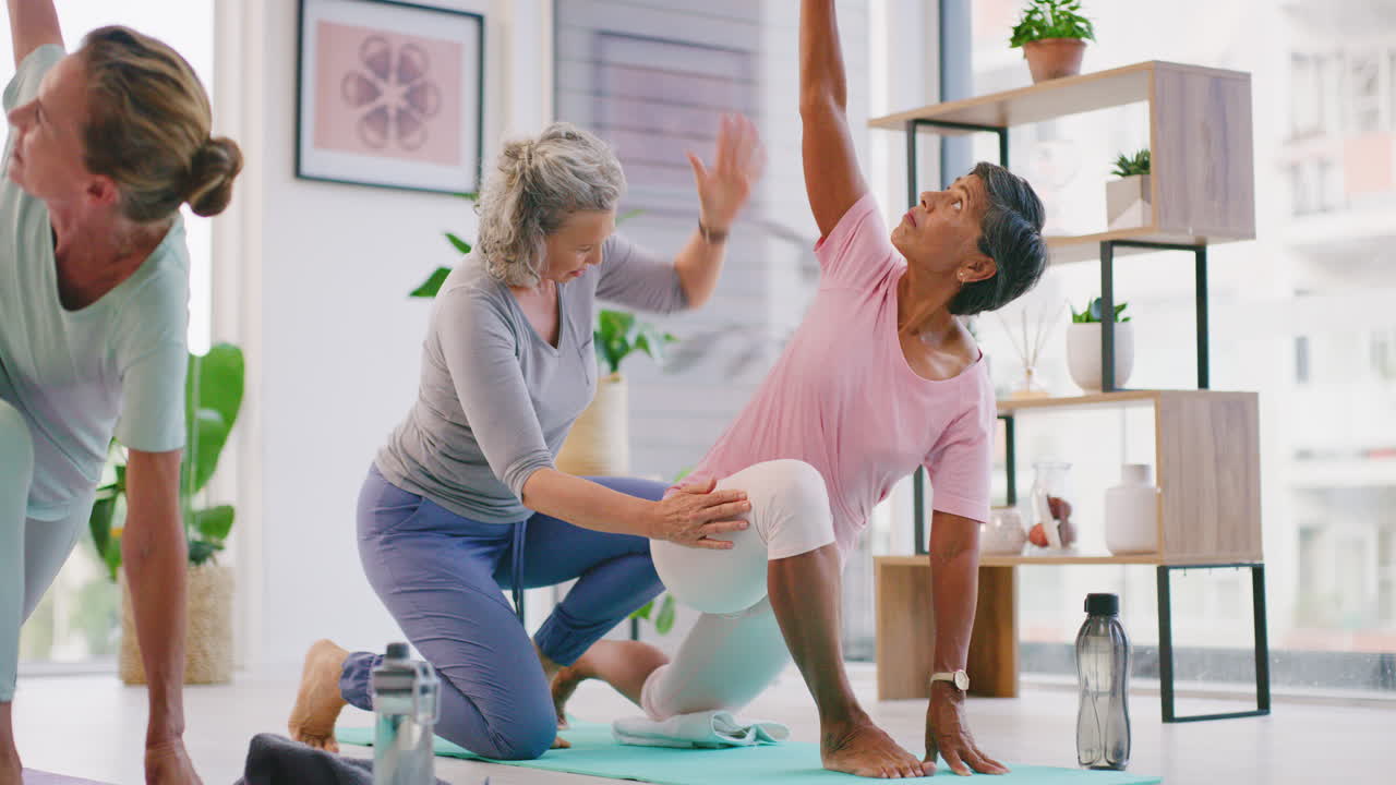 Istruttore di yoga senior che insegna pose per principianti
