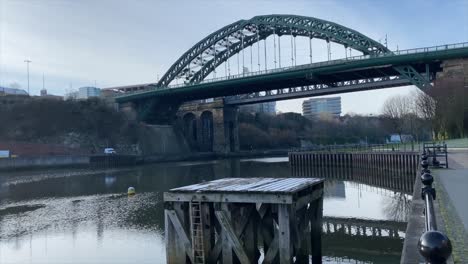 Flusskleidung-An-Einem-Ruhigen-Morgen-In-Sunderland