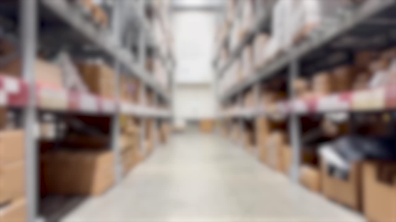 caminando por pasillos de almacenamiento con cajas apiladas