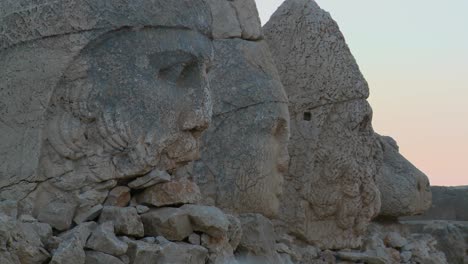 las grandes ruinas arqueológicas en la cumbre del monte nemrut turquía