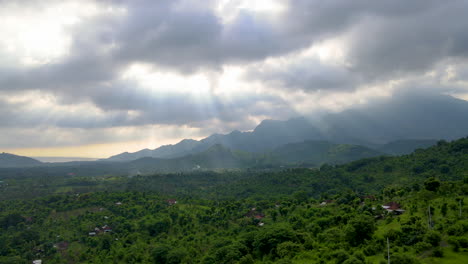 Espectacular-Cielo-Nublado-Sobre-Montañas-Boscosas-Con-Una-Ciudad-Idílica-En-El-Oeste-De-Bali,-Indonesia