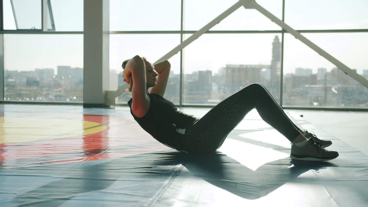 체육관 에서 앉아 앉아 하는 여자