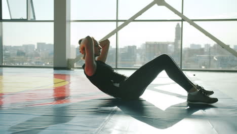 woman doing sit-ups in a gym
