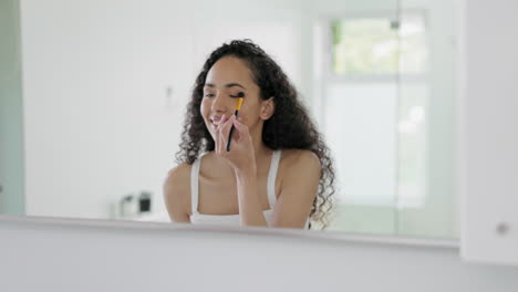 mujer feliz, rostro y ojos maquillaje para la belleza