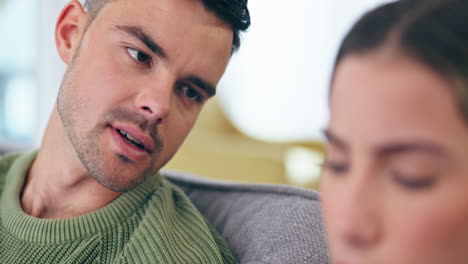 pareja, conflicto y enojado en el sofá con el divorcio
