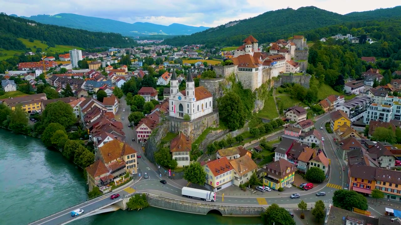 Video drone 4K del bellissimo Castello di Festung Aarburg e della Chiesa Reformierte Kirche lungo il fiume Aare ad Aarburg, Svizzera