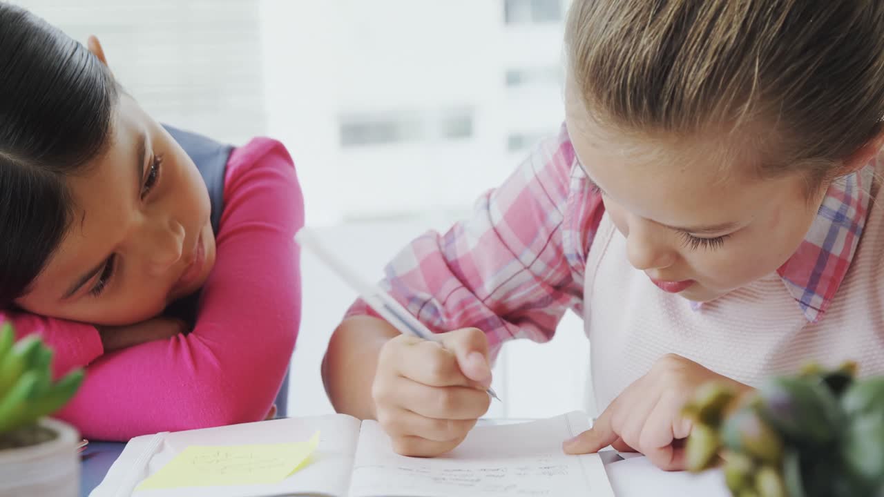 chicas como ejecutivos escribiendo en un diario 4k 4k