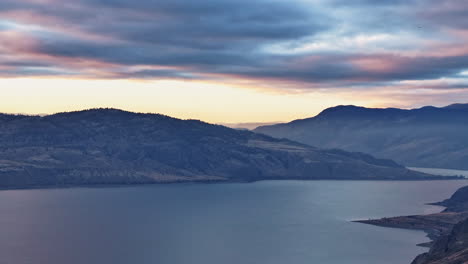 Düstere-Farbtöne-über-Dem-Kamloops-Lake