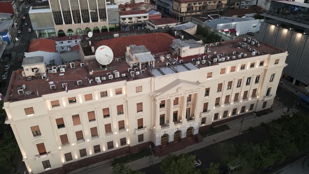 fotografía aérea del banco nacional de desarrollo en el distrito financiero del centro de la ciudad de asunción, paraguay