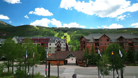 Verano-Piedra-Angular-Colorado-Vail-Resort-Entrada-Esquí-Snowboard-Bicicleta-Andar-En-Bicicleta-Entrada-De-Motorista-Aéreo-Cinematográfico-Drone-Banderas-Cielo-Azul-Tarde-Pan-Lentamente-Izquierda-Diapositiva-Movimiento