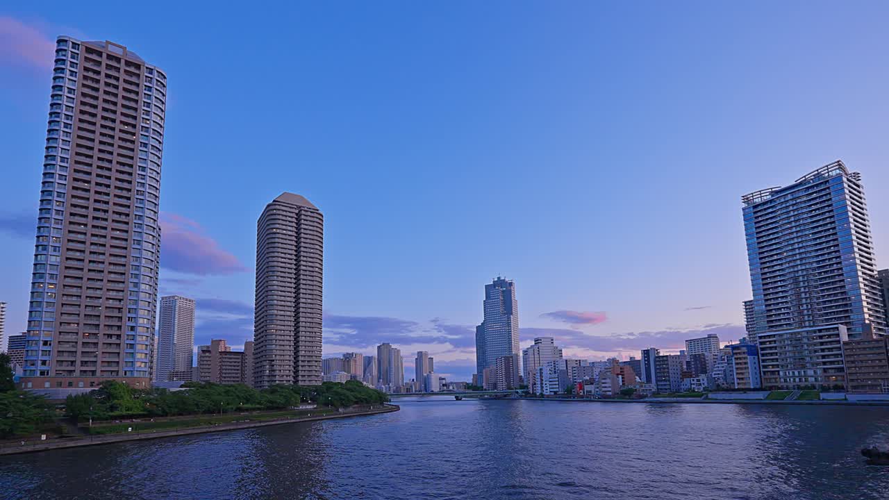 저녁 도쿄, 츠쿠다, 토요수 초고층 빌딩과 수미다 강 다리