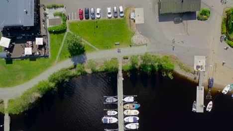 Ein-Ruhiger-Hafen-Neben-Einem-Club-Und-Einem-Parkplatz