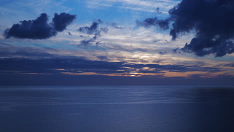 Zeitraffer-Eines-Teilweise-Bewölkten-Sonnenuntergangs-Auf-See-Vor-Der-Küste-Cornwalls-Im-Vereinigten-Königreich