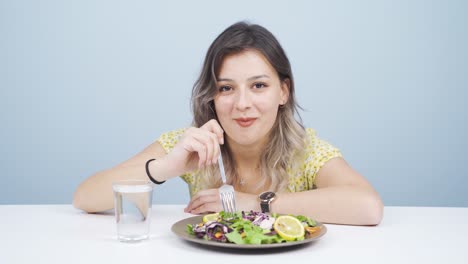 el que hace dieta come ensalada. comida saludable.