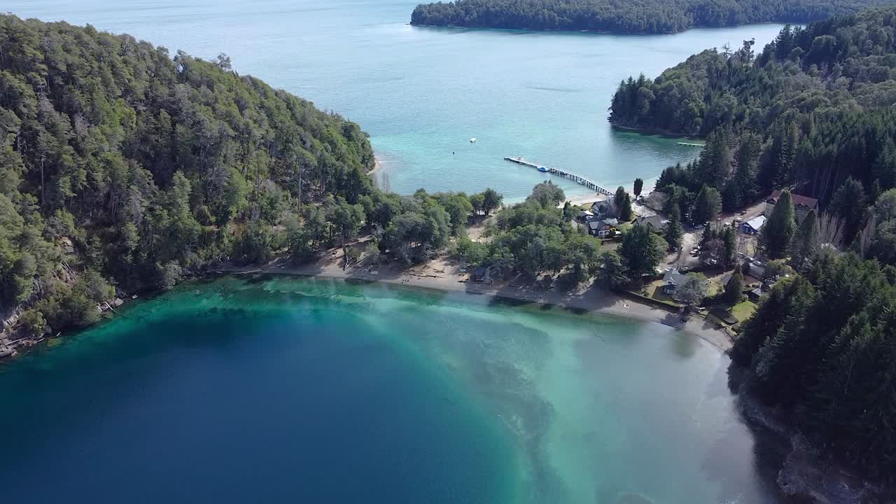 bahía tranquila en primer plano y bahía ventosa en la parte posterior