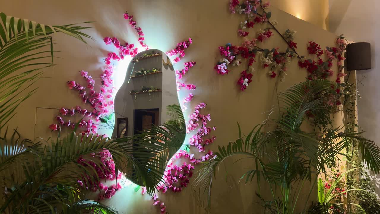Specchio decorativo da parete con luci floreali e piante in un ambiente interno
