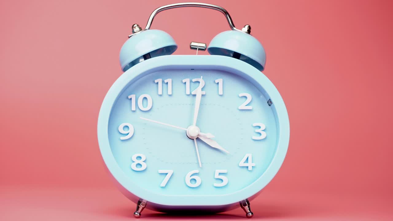 타임 라프, 파란 알람 시계가 시간을 알려줍니다.