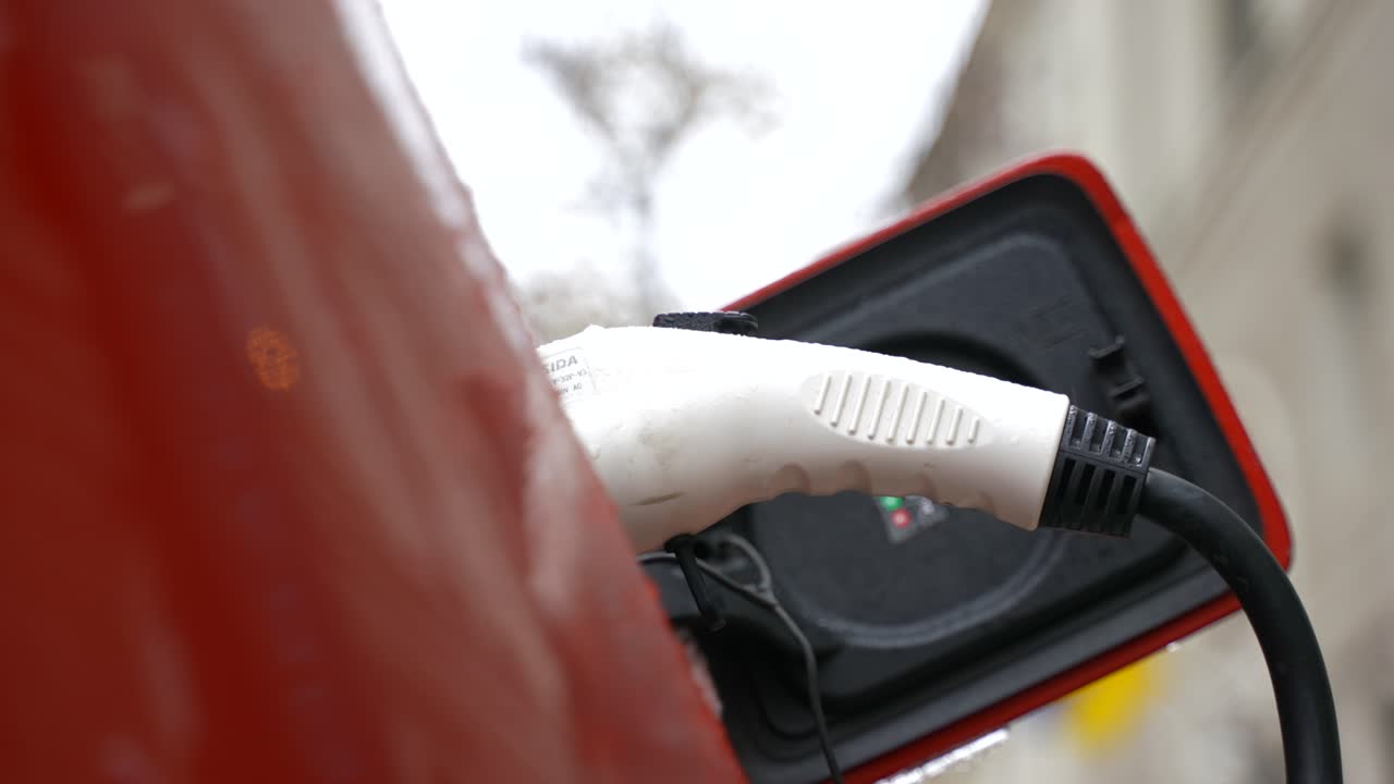 зарядка электрических транспортных средств в городе