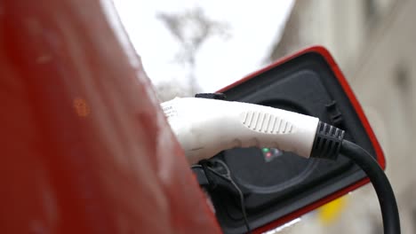 carga de vehículos eléctricos en la ciudad