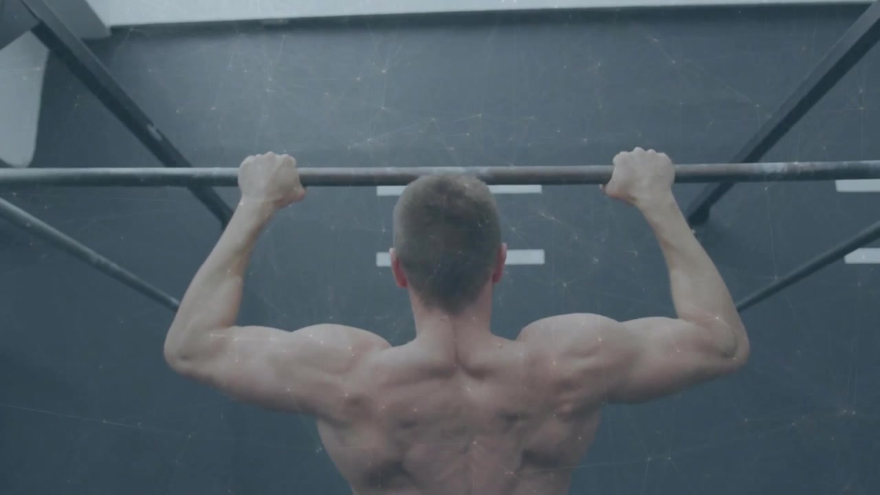 Mand starter fra øverste position (fuldt sammentrukket) og sænker sig langsomt på en pull-up-stang til fitness styrketræning.